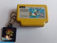 Super Mario Famicon tin keychain geel versie A