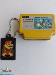 Super Mario Famicon tin keychain geel versie B