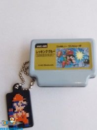 Super Mario Famicon tin keychain grijs