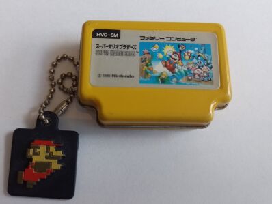 Super Mario Famicon tin keychain geel versie A