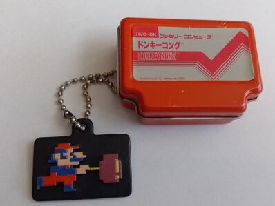 Super Mario Famicon tin keychain rood
