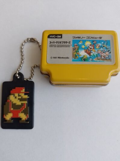 Super Mario Famicon tin keychain geel versie B